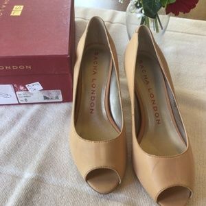 NIB Sacha London Tan Peep Toe Pump Heels